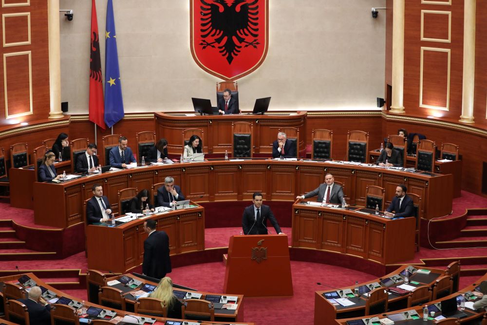 Seanca maratonë 14 orë, ja çfarë projektligjesh u miratuan në Kuvend